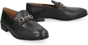 女款黑色皮革便鞋，SS23系列