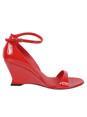 红色开口的女式鞋跟鞋
