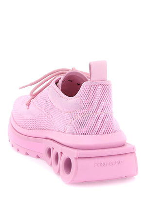女式粉色技术网眼运动鞋，带麂皮和牛巴克皮饰板