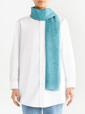 轻盈蓝色羊绒围巾，带有细微的毛边和印花图案