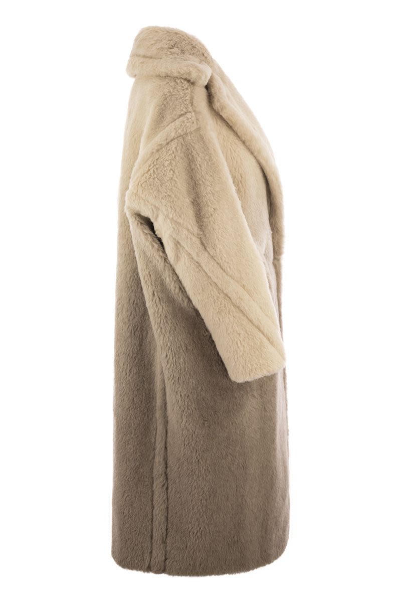 米兰风格骆驼色毛绒熊小外套，饱和阶梯色彩，蚕丝内衬
