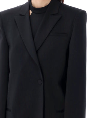 简约黑色宽松收腰大衣，带有垫肩设计和单粒扣扣系腰