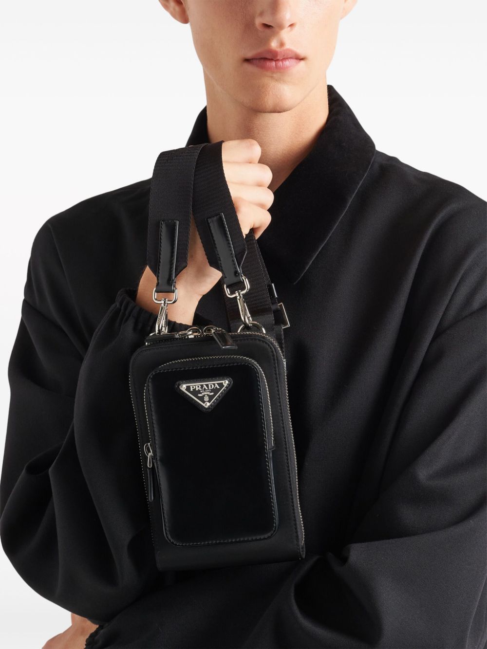 男士黑色RE-NYLON智能手机套，配有皮革细节