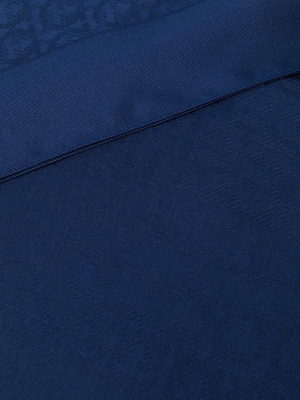 精緻的藍色絲羊毛混紡女性SS24款Gancini魚鉤印花披巾