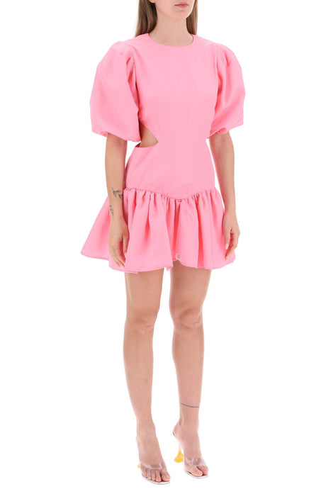 粉色迷你连衣裙，气球袖设计，侧边露肤与宽褶装饰