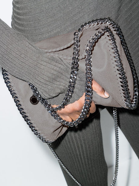 时髦灰色迷你手提包，带链子肩带及边框
