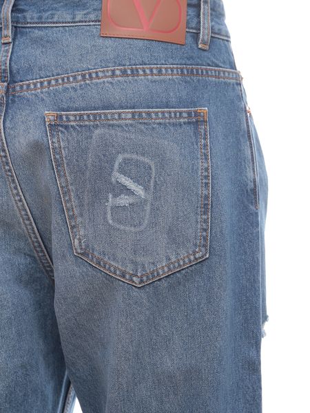 蓝色男士五口袋直筒牛仔裤，对比缝线和皮革LOGO补丁