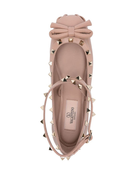 粉色皮革芭蕾鞋，金色Rockstud装饰和脚踝带