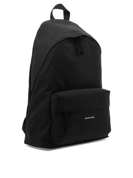 黑色尼龙背包搭配巴黎世家商标细节-持续季节