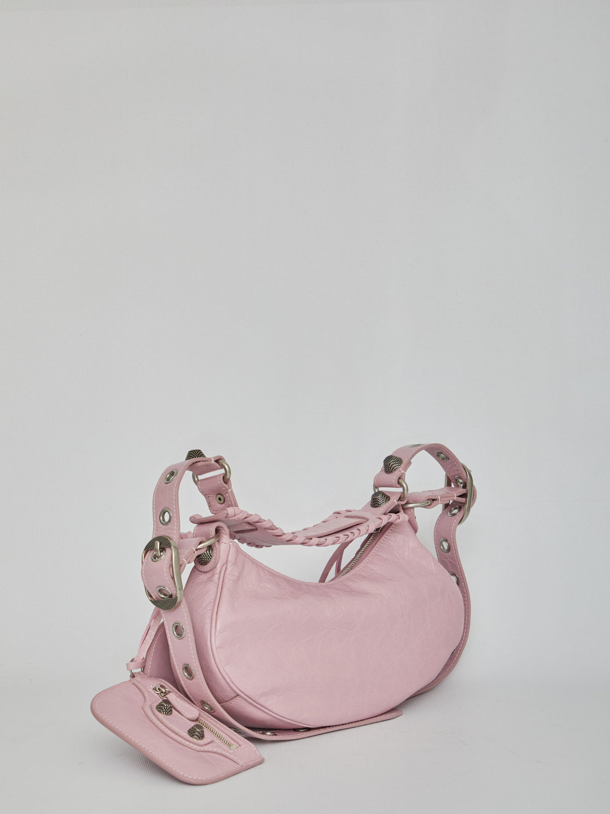柔软粉色斜挎手提包，镶有银色金属配件