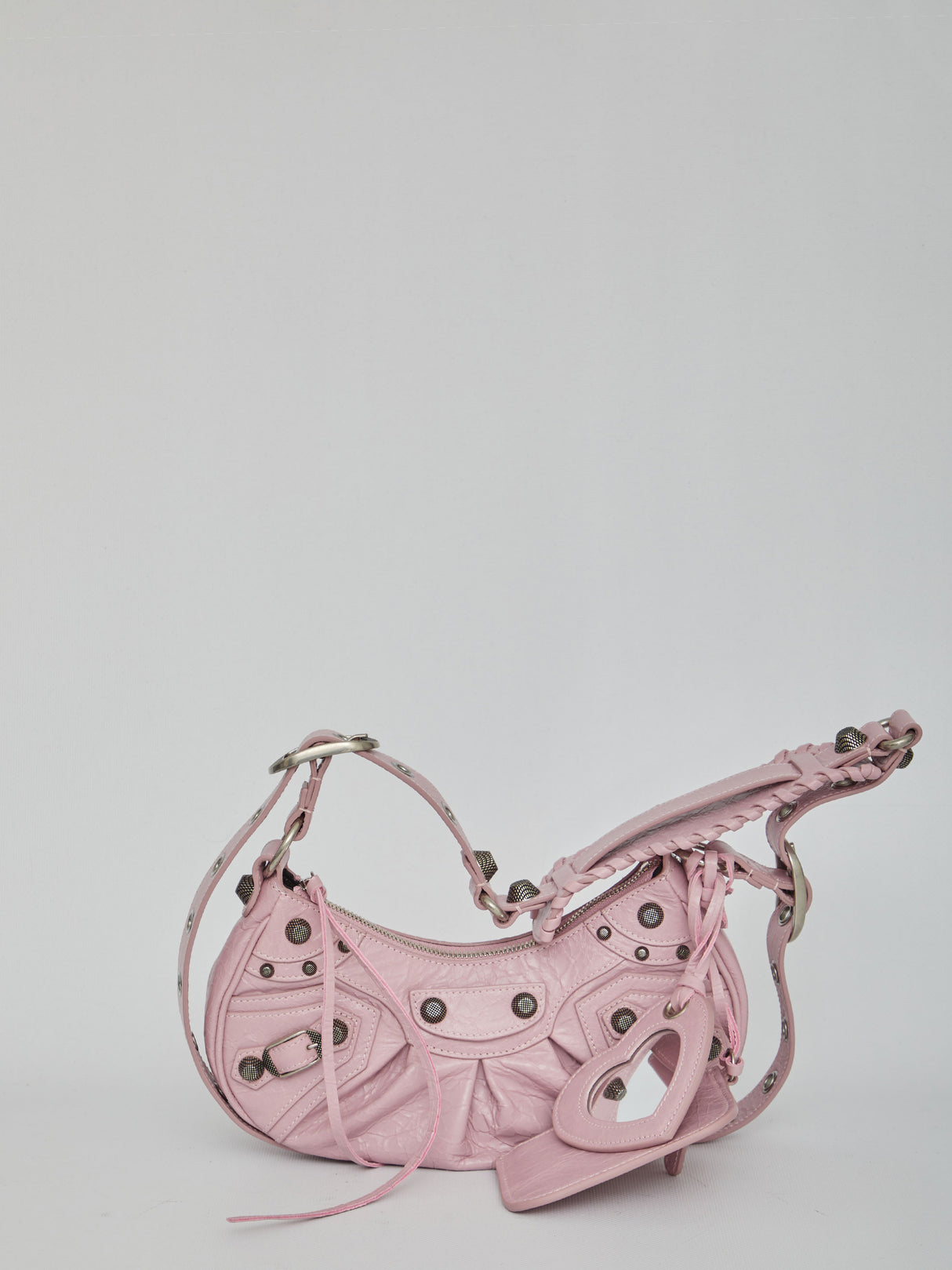柔软粉色斜挎手提包，镶有银色金属配件