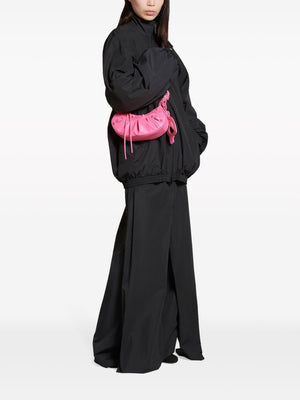 粉红小牛皮肩背手提包，独特的铆钉细节和可调节肩带