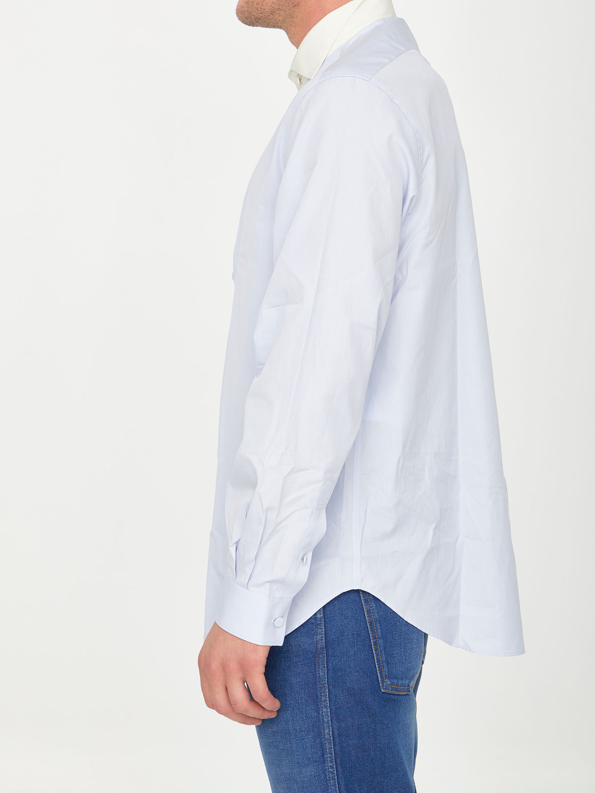 男士轻蓝色棉质罗纹衬衫，前襟有褶皱和撞色领口