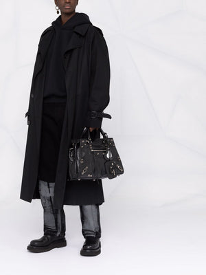 黑色羊皮城市手提包，带装饰铆钉和羊皮镜框