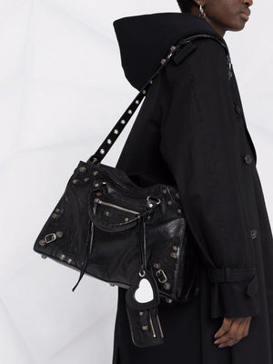 黑色羊皮城市手提包，带装饰铆钉和羊皮镜框
