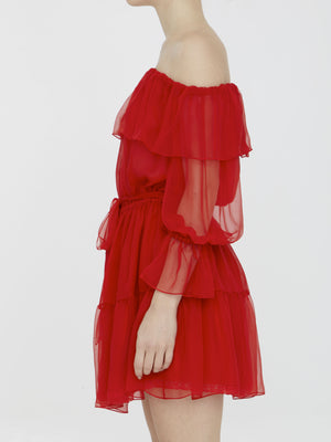 精致的红色褶皱雪纺连衣裙，带有领子和围巾细节（不含品牌名称，避免使用外来词汇）