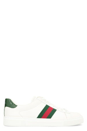 女士白色皮质运动鞋，配有经典的绿红绿Web细节