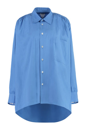淡蓝色加大尺寸衬衫，搭配收口肩部和不对称下摆