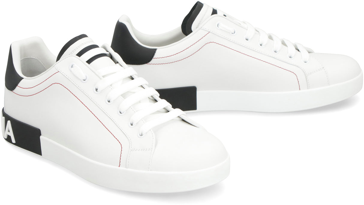男士白色低帮皮革运动鞋，搭配对比色细节和可见缝线