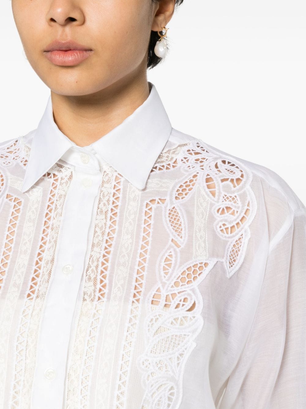 白色刺绣半透明棉质衬衫，带花卉镂空细节