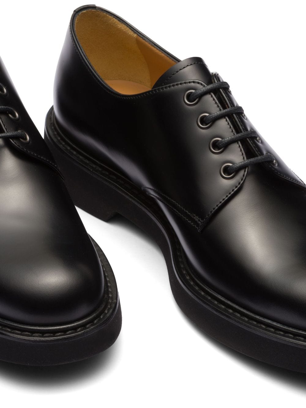 豪华系带皮鞋：给时尚男士的完美选择