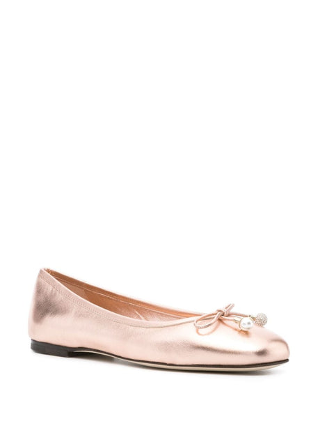 粉色皮革闪光平底鞋配有蝴蝶结细节和方头