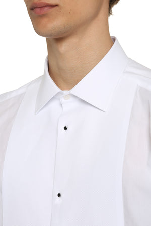 男士流行SS22系列白色平纹礼服衬衫，配有装饰纽扣和圆形下摆