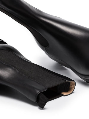 时尚黑色皮靴 - 女性气质与力量