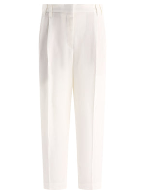 白色休闲宽松裤子，双褶饰带钻飾