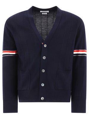男士蓝色羊毛V领针织开衫，配有红、白、蓝色细节
