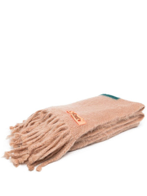 舒适奢华羊毛混纺毯子，对比强劲箭头LOGO和流苏边缘