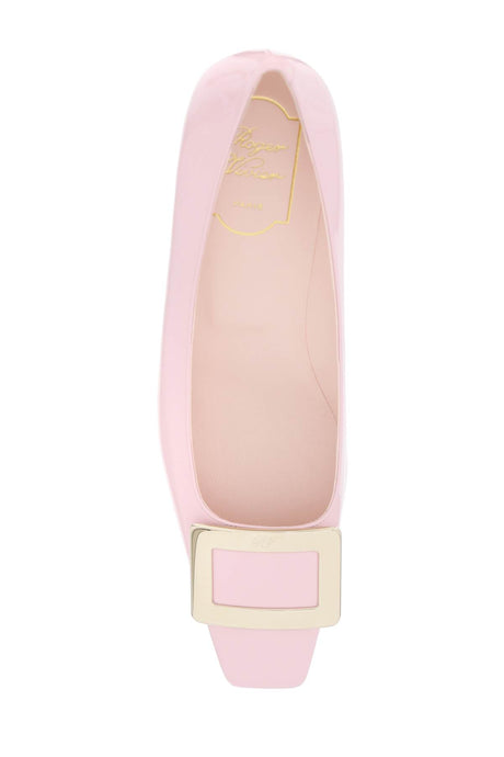 粉红色手工制作的专利皮革高跟鞋，配有金色方形扣和几何跟