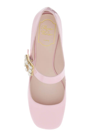 粉色T型带高跟鞋：SS24的优雅与永恒