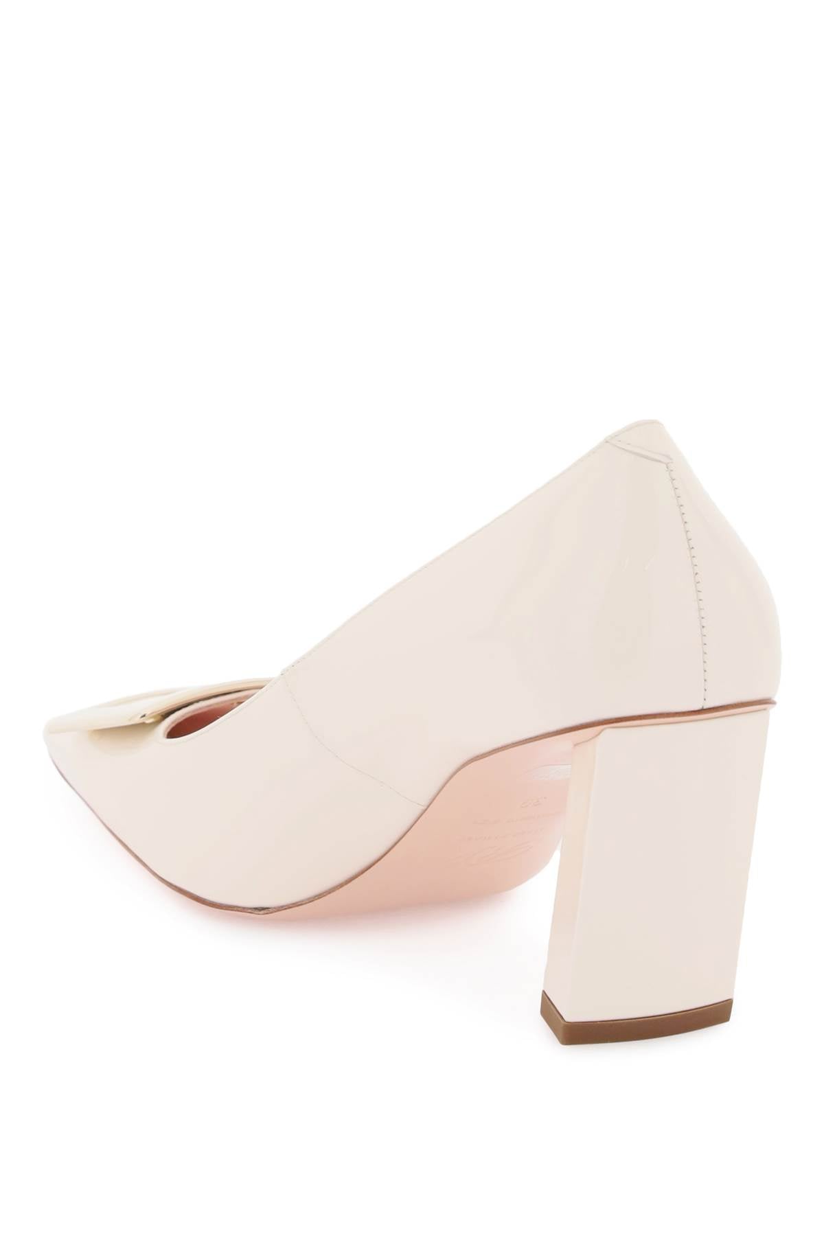 白色正方形Toe白色专利皮革高跟鞋，配有金属方形扣和7.5cm的高跟鞋