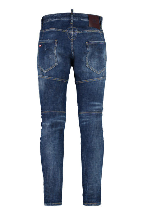 男士蓝色破洞牛仔裤，搭配对比线缝制和真皮徽标