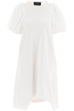 白色T恤裙，前臂带有蕾丝袖和珠子装饰