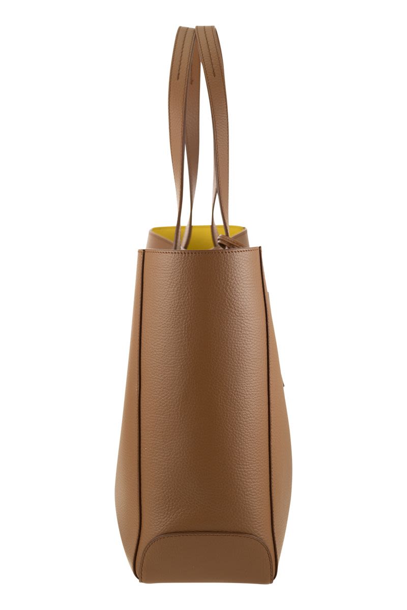 经典棕色真皮手提包 - 流畅线条与优雅造型